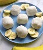 Custard banana mochi