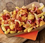 Frietje curryworst kaassaus